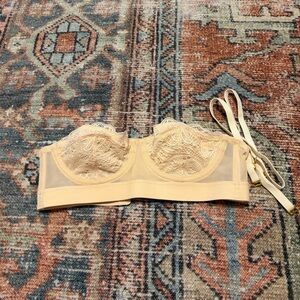Lively Lace Strapless Bra in Cream
